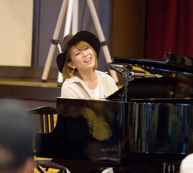 ストリートピアノ設置を提案したシンガー・ソングライターのミチコさん（提供）