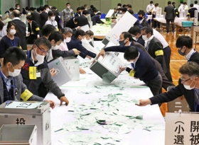 衆院選の開票作業を進める三田市職員＝３１日午後、アメニス城山体育館（撮影・小森有喜）