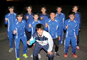 県大会を決めた有馬高校陸上競技部のメンバー＝三田市天神２