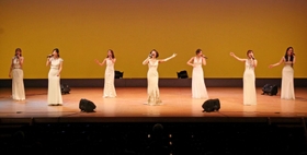 心地よいハーモニーを響かせた「クイーンズ・ティアーズ・ハニー」＝郷の音ホール