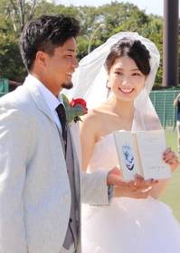誓約書を参列者に披露＝三田市三輪
