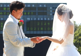 結婚指輪を交換する小牧顕士郎さん（左）と愛さん＝三田市三輪
