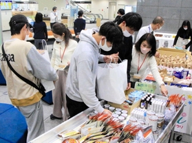 米や備蓄食材を受け取る学生ら＝三田市役所（市提供）