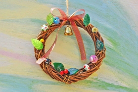 ガラスの飾りをつけたクリスマスリース（提供）