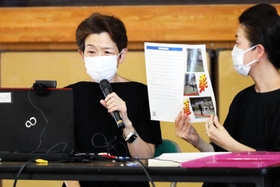 三田西陵高校で講演した岡崎明美さん（左）＝三田市ゆりのき台３