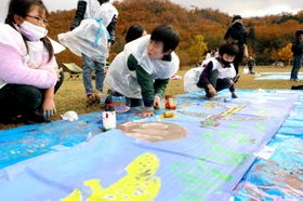 自由に絵を描く子どもたち＝三田市尼寺
