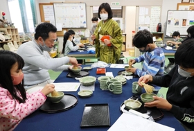 自作の茶わんで抹茶をたてる親子連れら＝三田市、三輪明神窯史跡園