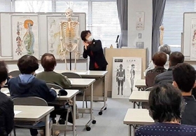 姿勢と健康づくりについて学ぶ参加者＝三田市の高平ふるさと交流センター（提供）