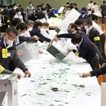 衆院選の開票作業を進める三田市職員＝３１日午後、アメニス城山体育館（撮影・小森有喜）