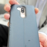 イノシシにかみつかれたスマートフォンのカバー。腹部あたりのポケットに入れており、なければさらに重傷を負っていた可能性もある