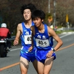 男子・有馬４区の前川圭吾選手（左）からたすきを受け取る５区津隈功吉主将＝丹波篠山市内（撮影・坂井萌香）