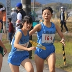 女子・北摂三田の１区児玉七海主将（右）からたすきを受け取る２区上崎柊侑選手＝丹波篠山市内（撮影・吉田敦史）