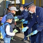 チラシを配布する地域課員＝三田市駅前町（撮影・小森有喜）