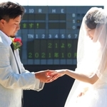 結婚指輪を交換する小牧顕士郎さん（左）と愛さん＝三田市三輪