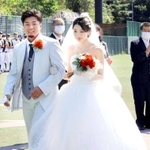 家族や選手から祝福されて退場する新郎新婦＝三田市三輪