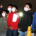 次々に流れる映像にくぎ付けになる子どもたち＝けやき台小学校