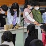 タブレットを操作しロボットから「かえるの合唱」を流す児童＝志手原小学校