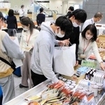 米や備蓄食材を受け取る学生ら＝三田市役所（市提供）