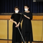白杖（はくじょう）を持つ岡崎明美さん（左）＝三田市ゆりのき台３
