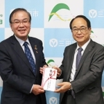 森哲男市長（左）に目録を手渡す日本フレーバー工業の上木邦彦社長＝三田市役所