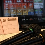 リクエストカードを廃止しタッチパネル式に、マイクにはカバーをつけた＝三田市相生町