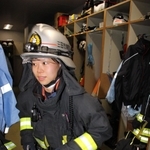 防火服に着替えて出動＝三田市消防本部