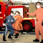 救助隊の先輩と３倍力滑車の仕組みを使った訓練＝三田市消防本部