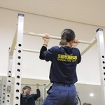 「何かしてないと不安になるんです」。懸垂で腕を中心に鍛える＝三田市消防本部