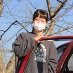 普段着の三好さん。愛車と共に