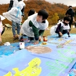 自由に絵を描く子どもたち＝三田市尼寺