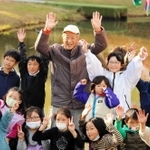 子どもたちに囲まれる新宮晋さん＝三田市尼寺