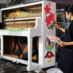 ピアノに三田市ゆかりのデザインを描く高校生＝三田市天神１