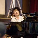 ストリートピアノ設置を提案したシンガー・ソングライターのミチコさん（提供）