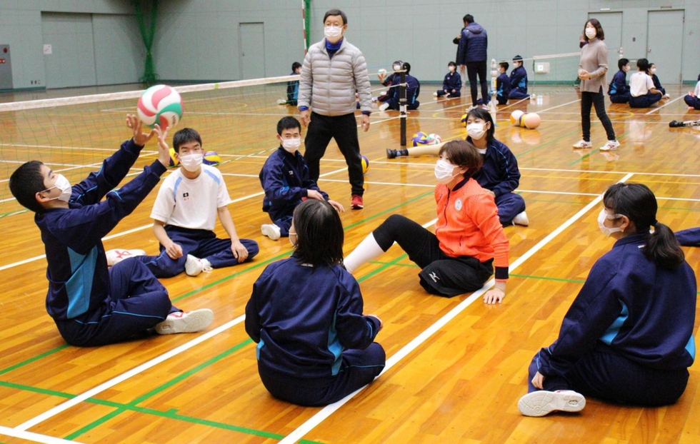 シッティングバレー ボールつないで笑顔 県立高等特別支援学校生が体験 三田 神戸新聞next