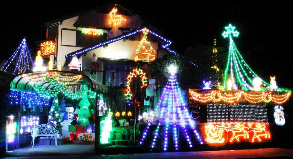 神戸新聞next 三田 今年は スターがいっぱい 温かい光で町に笑顔を 三田の民家にクリスマスイルミ