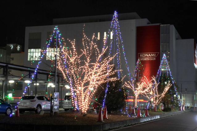クリスマスムードを盛り上げる＝ＪＲ三田駅北側