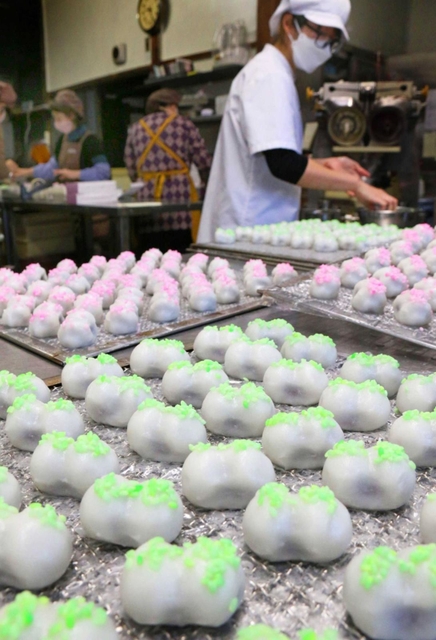 師走の風物詩「米まんじゅう」＝西村清月堂三輪本店