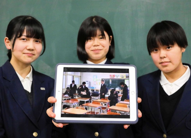 動画を作成した生徒会役員たち＝狭間中学校