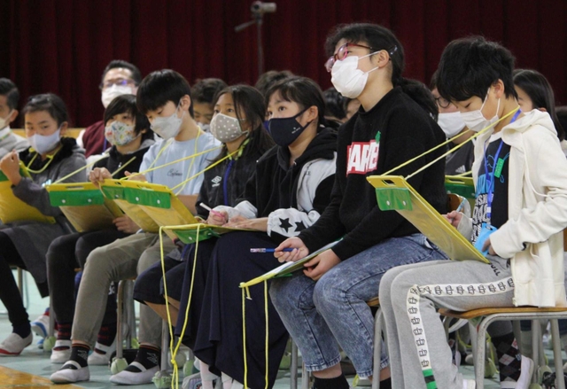 真剣な表情でメモを取る児童＝三田市下里