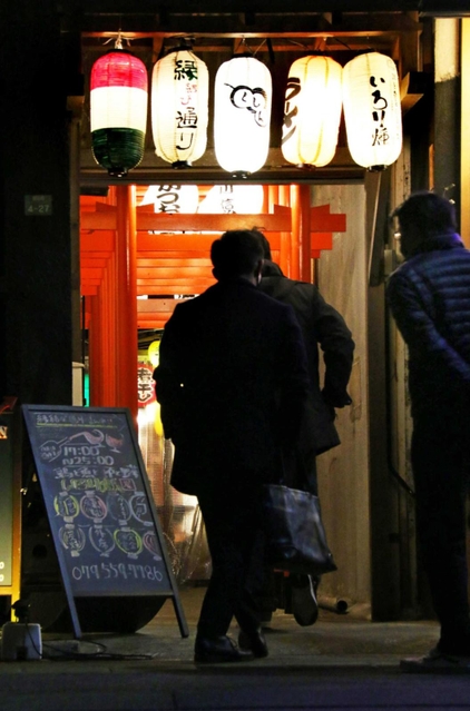 忘年会シーズンでにぎわう＝三田市駅前町