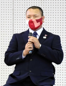 講演するシドニーパラ陸上４００メートルリレーの銀メダリスト斉藤晃司さん＝１１月２６日、長坂中学校