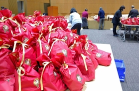 昨年のサンタプロジェクトの準備の様子（三田市社会福祉協議会提供）