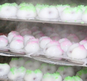 湯気を上げる出来たての米まんじゅう