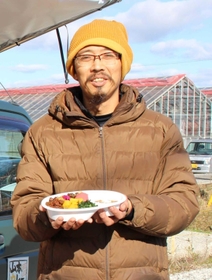 軽トラの荷台で店を開く山本慎一郎さん＝三田市沢谷