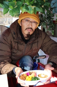 軽トラの荷台で店を開く山本慎一郎さん＝三田市沢谷