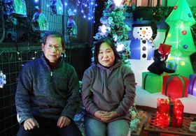 イルミネーションを手掛ける酒井夫妻＝三田市加茂