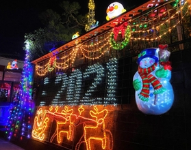 文字が流れる演出も＝三田市加茂