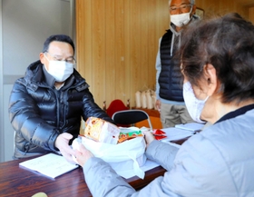支援の食料品を渡す小野地区の住民＝三田市小野