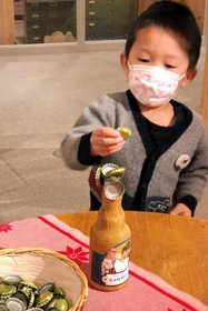 マグネット付きのボトルに王冠をくっつけて遊ぶ「サボールコーラ」