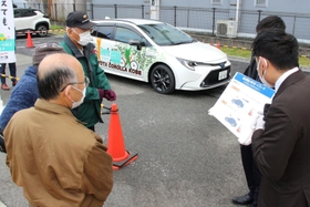 サポートカーについて説明を受ける参加者ら＝三田市上井沢